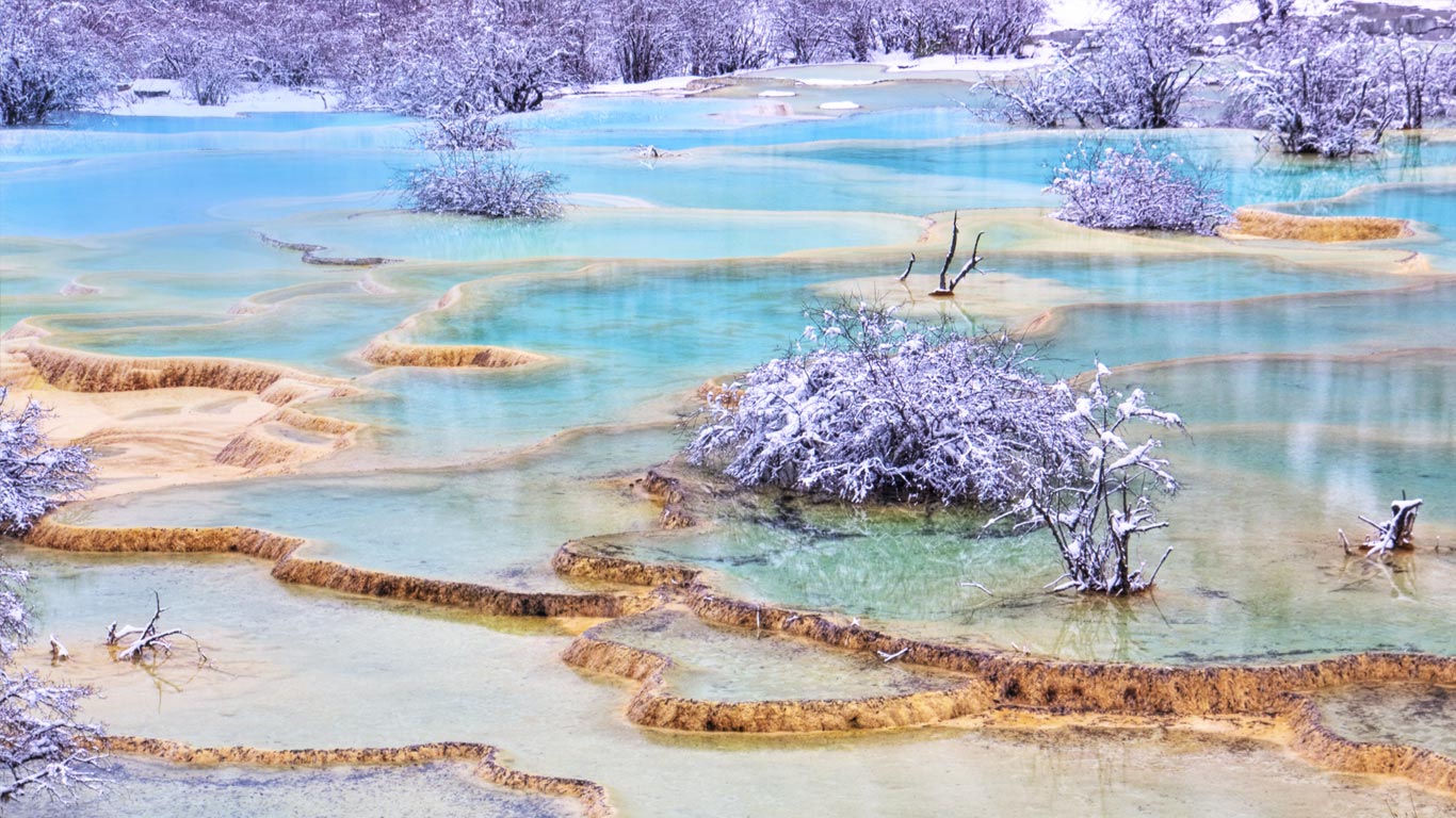 四川黄龙五彩池 (© Andy Leong Photography/Moment/Getty Images)(Bing China)