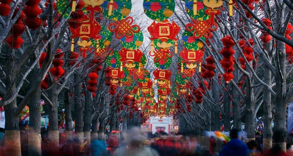 Lantern decorations at Dìtán Park in Beijing, China (© John Warburton Lee/Superstock) &copy; (Bing United Kingdom)