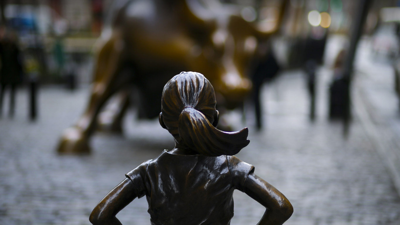 Die Skulptur „Fearless Girl“ von Kristen Visbal in New York City (© Jeenah Moon/Bloomberg via Getty Images)(Bing Deutschland)