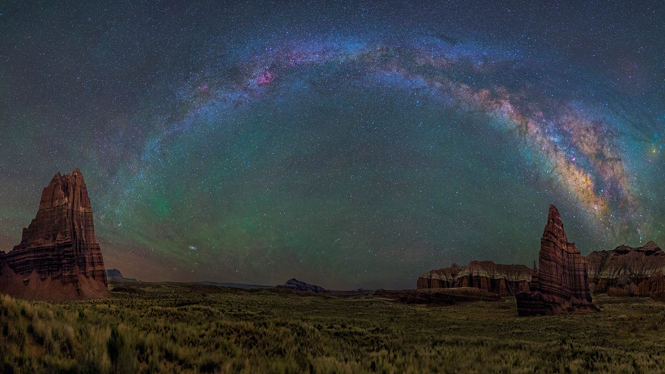 The Milky Way over Capitol Reef National Park in Utah (© Dave Lane/NASA)(Bing United Kingdom)