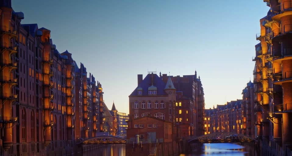Das Wasserschlösschen in der Speicherstadt, Hamburg – Justus de Cuveland / magebroker.net / Photolibrary &copy; (Bing Germany)
