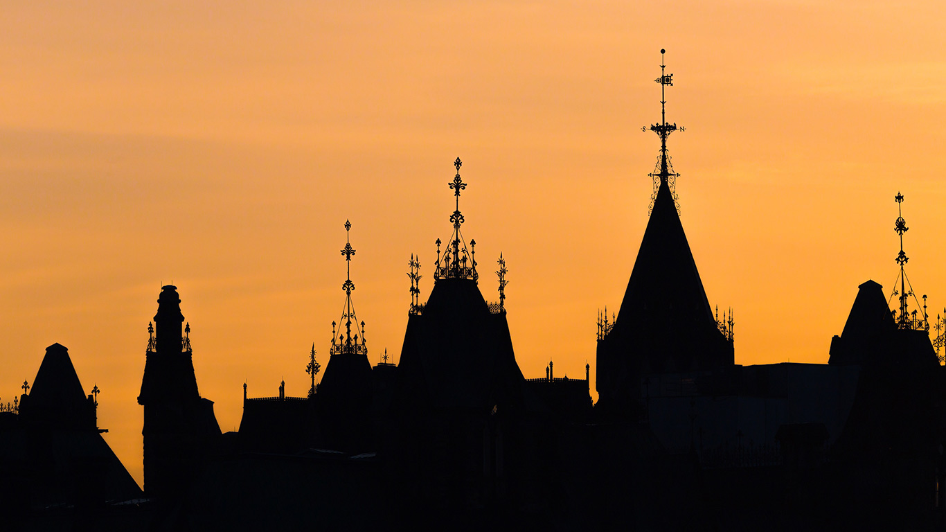 View of Parliament buildings from Plaza Bridge, Ottawa (© Aqnus Febriyant/Shutterstock)(Bing Canada)