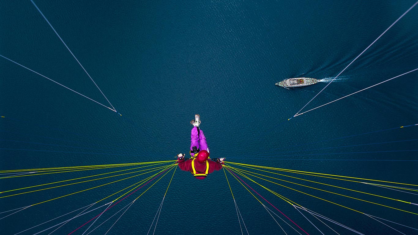 Paraglider over Lake Thun, Switzerland (© Uli Wiesmeier/Getty Images)(Bing United Kingdom)