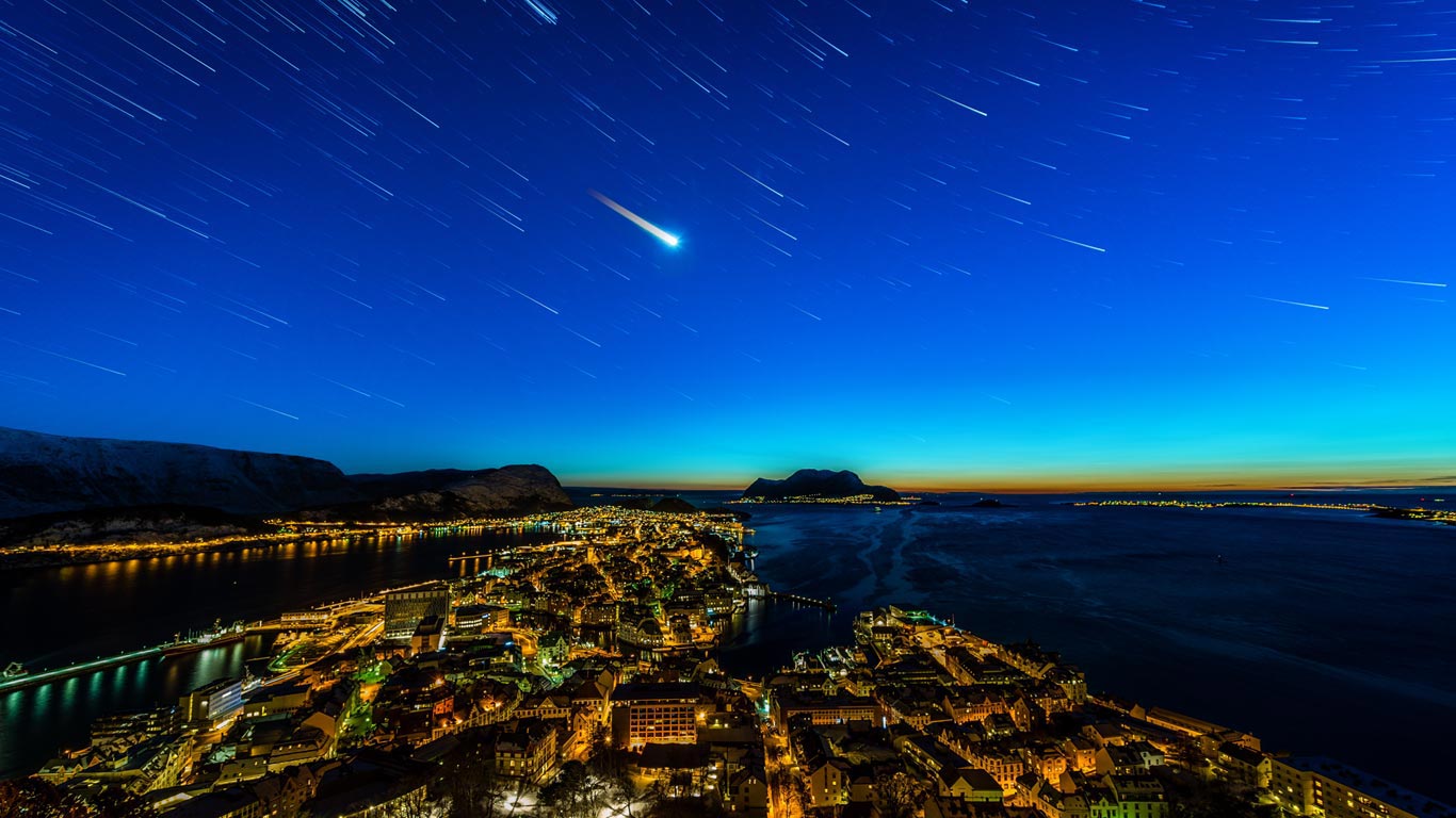 Star trails over Ålesund, Norway (© Stian Rekdal/Nimia)(Bing United Kingdom)