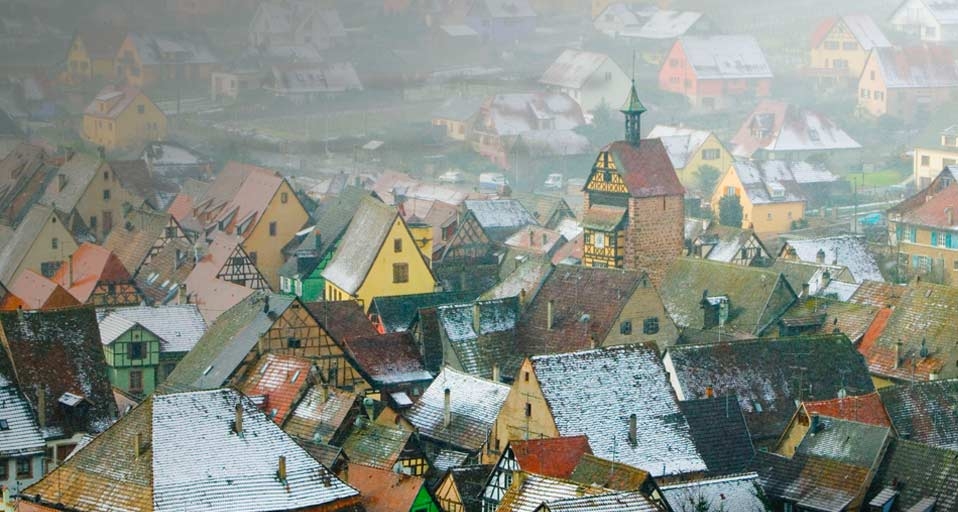 Riquewihr sous la neige, département du Haut-Rhin, Alsace (© Walter Bibikow/eStock Photo) &copy; (Bing France)