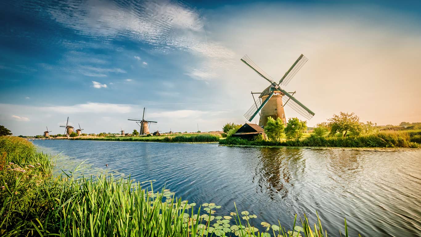Moulins à vent historiques près de Rotterdam, Pays-Bas (© Magati/Shutterstock)(Bing France)