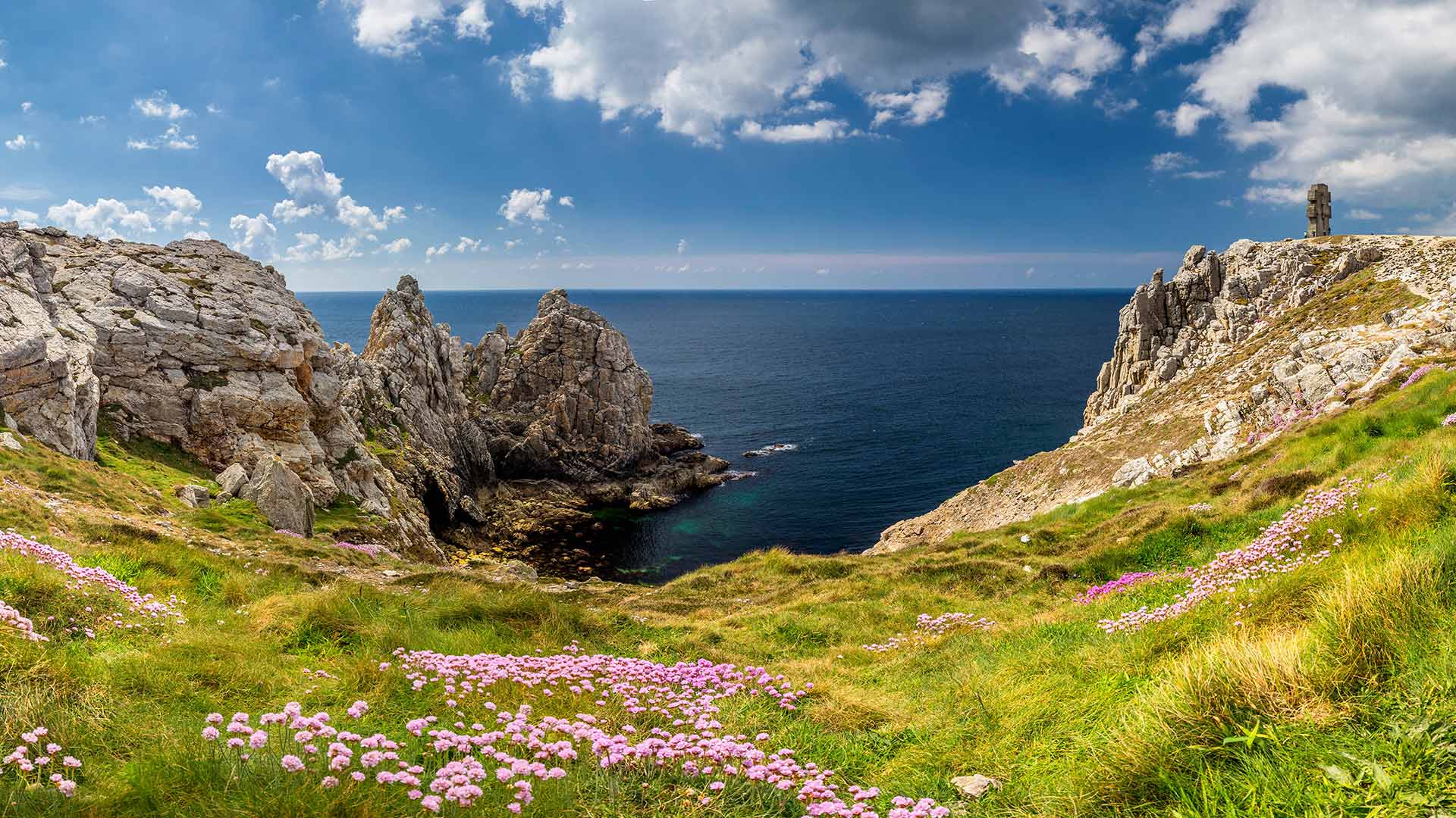 Pointe de Pen-Hir et le monument aux Bretons de la France libre sur la presqu’ile de Crozon, Bretagne (© DaLiu/Shutterstock)(Bing France)