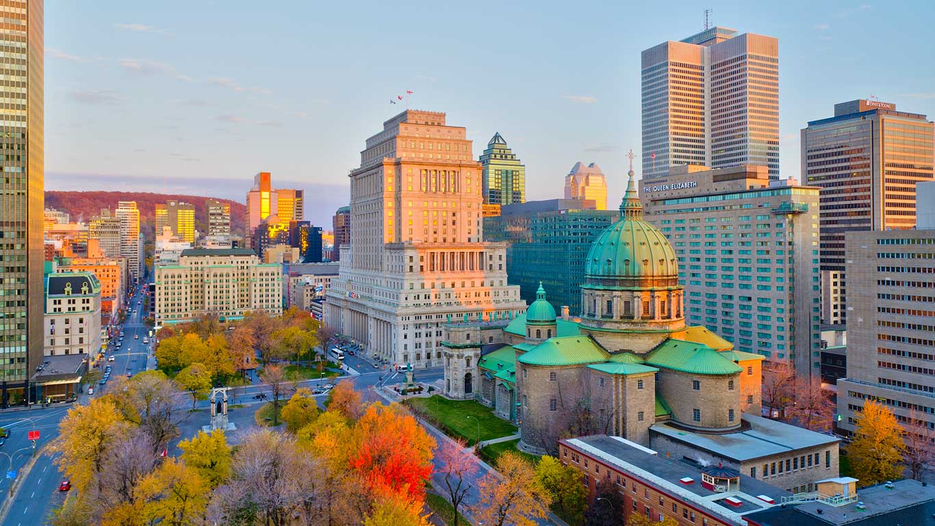Cathedral-Basilica of Mary, Dorchester Square, Montreal, Canada (© Alan Copson/AWL Images/Getty Images)(Bing Canada)