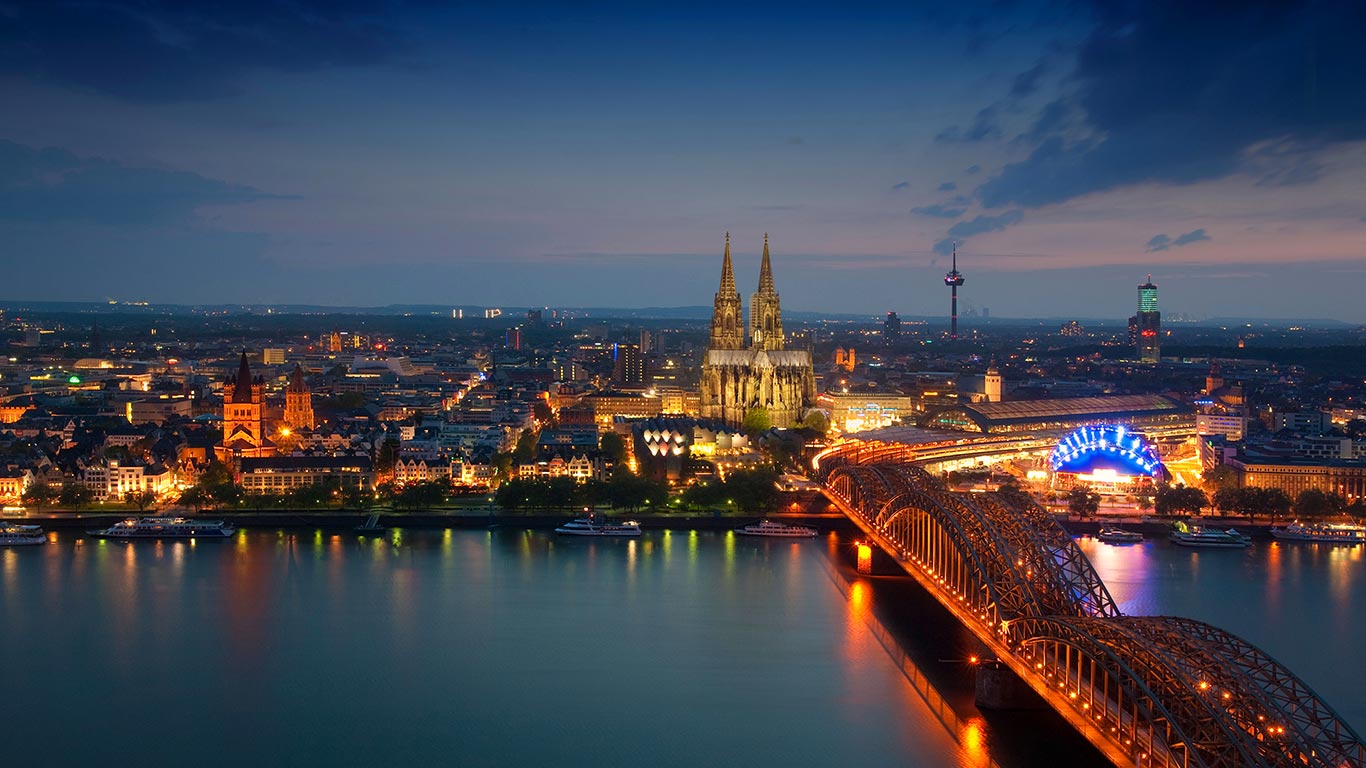 Blick vom Hochhaus KölnTriangle auf Köln und den Rhein bei Nacht (© bildbroker.de/Alamy)(Bing Deutschland)