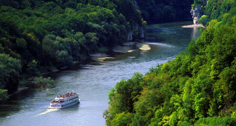 Ein Ausflugsschiff besucht den Donaudurchbruch bei Weltenburg  – Bildagentur Waldhaeusl/waldhaeusl com/Age Fotostock &copy; (Bing Germany)