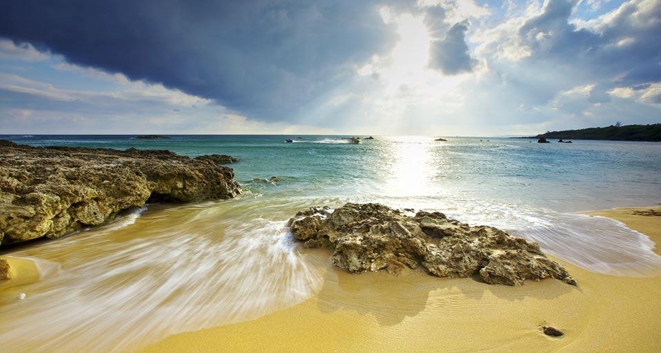台湾垦丁公园的南湾泳滩 (© Sunrise@dawn Photography/Flickr/Getty Images) &copy; (Bing China)