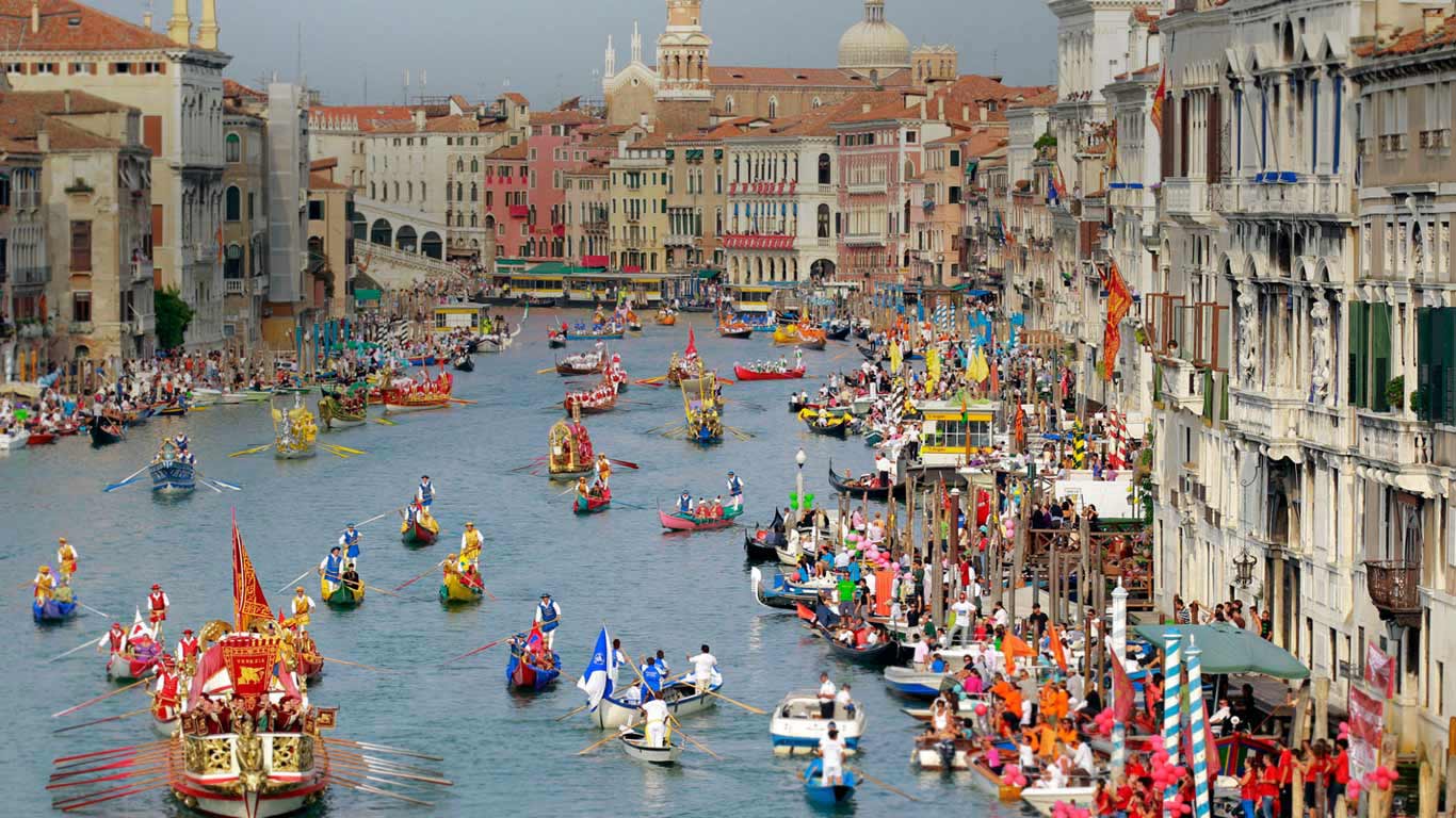 Boaters in historical dress row down the Grand Canal during the Regata Storica in Venice, Italy (© Alessandro Bianchi/Reuters)(Bing United Kingdom)