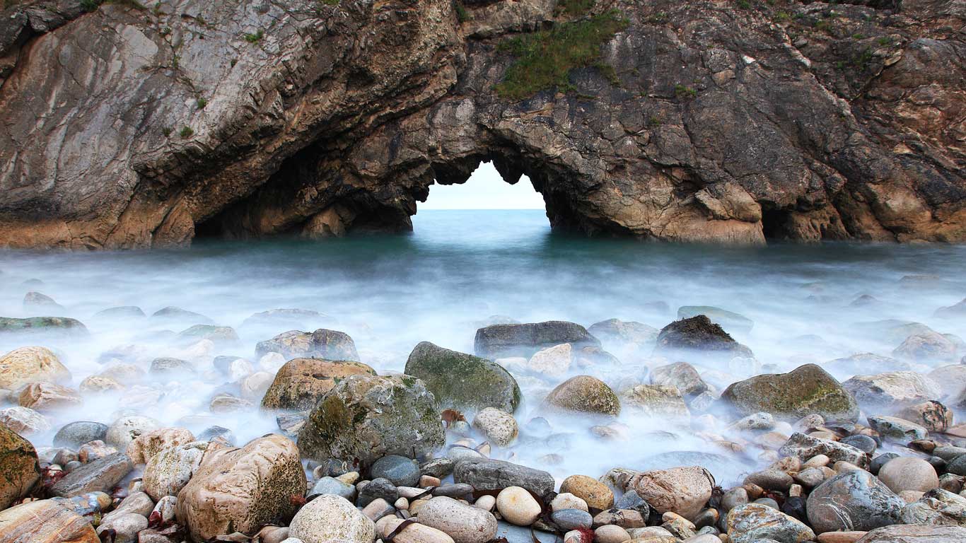 Stair Hole near Lulworth Cove in Dorset (© Jonathan Dillon/Alamy)(Bing United Kingdom)