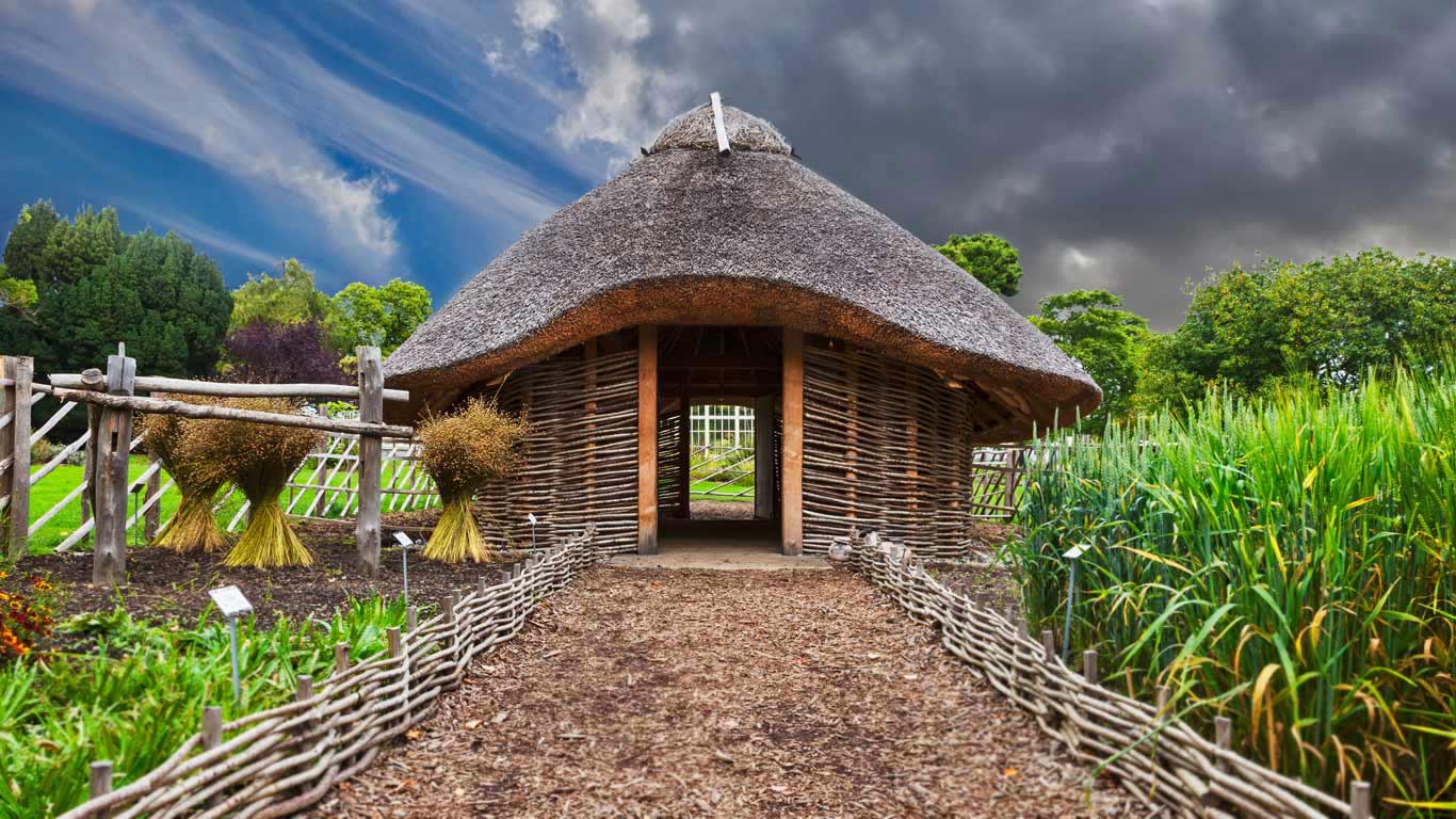 Replica of a Viking home in Dublin National Botanic Gardens, Ireland (© George Munday/plainpicture)(Bing United Kingdom)