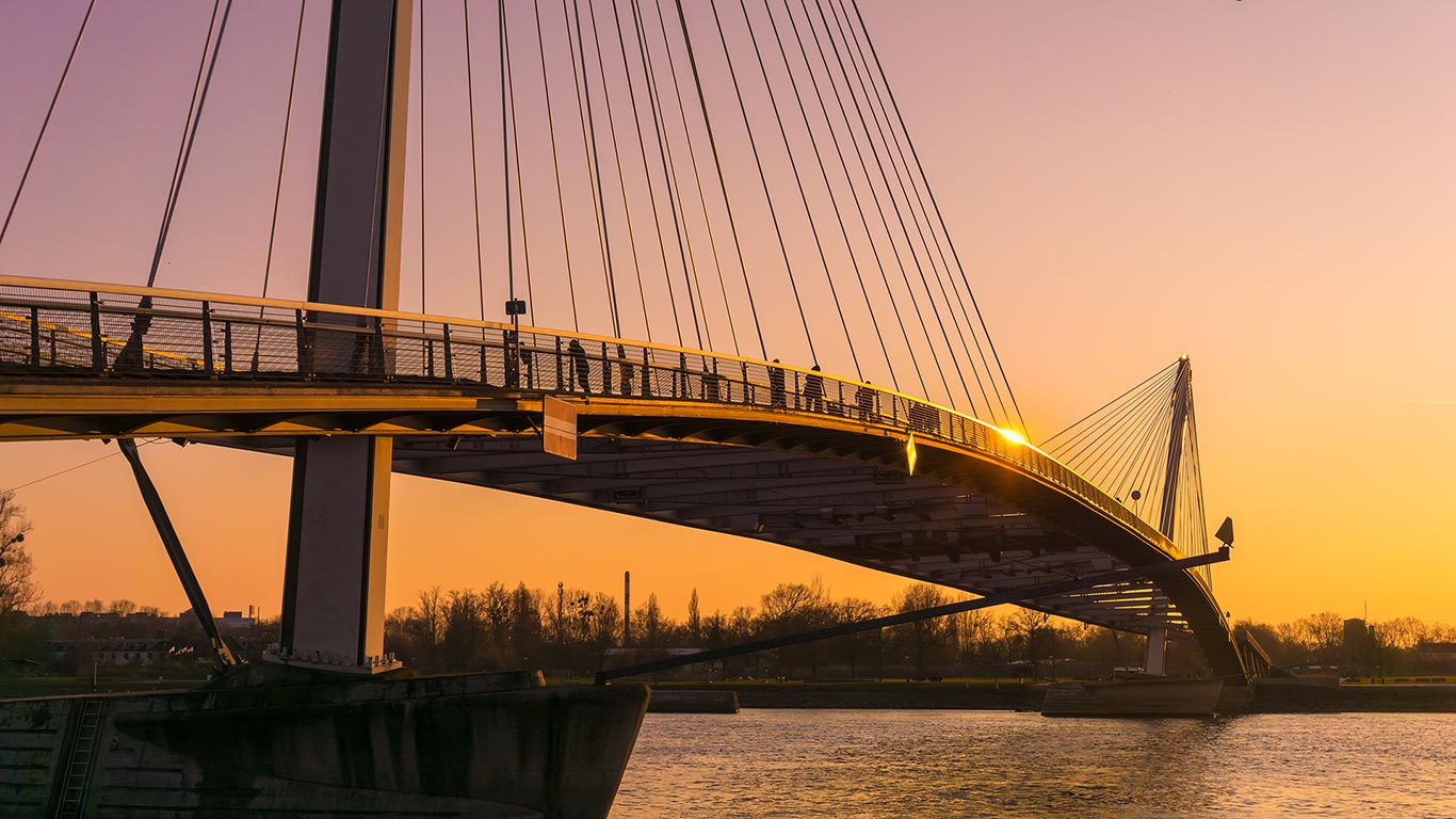 Passerelle Mimram, au dessus du Rhin, qui relie les villes de Kehl, en Allemagne, et de Strasbourg, en France (© MattLphotography/Shutterstock)(Bing France)