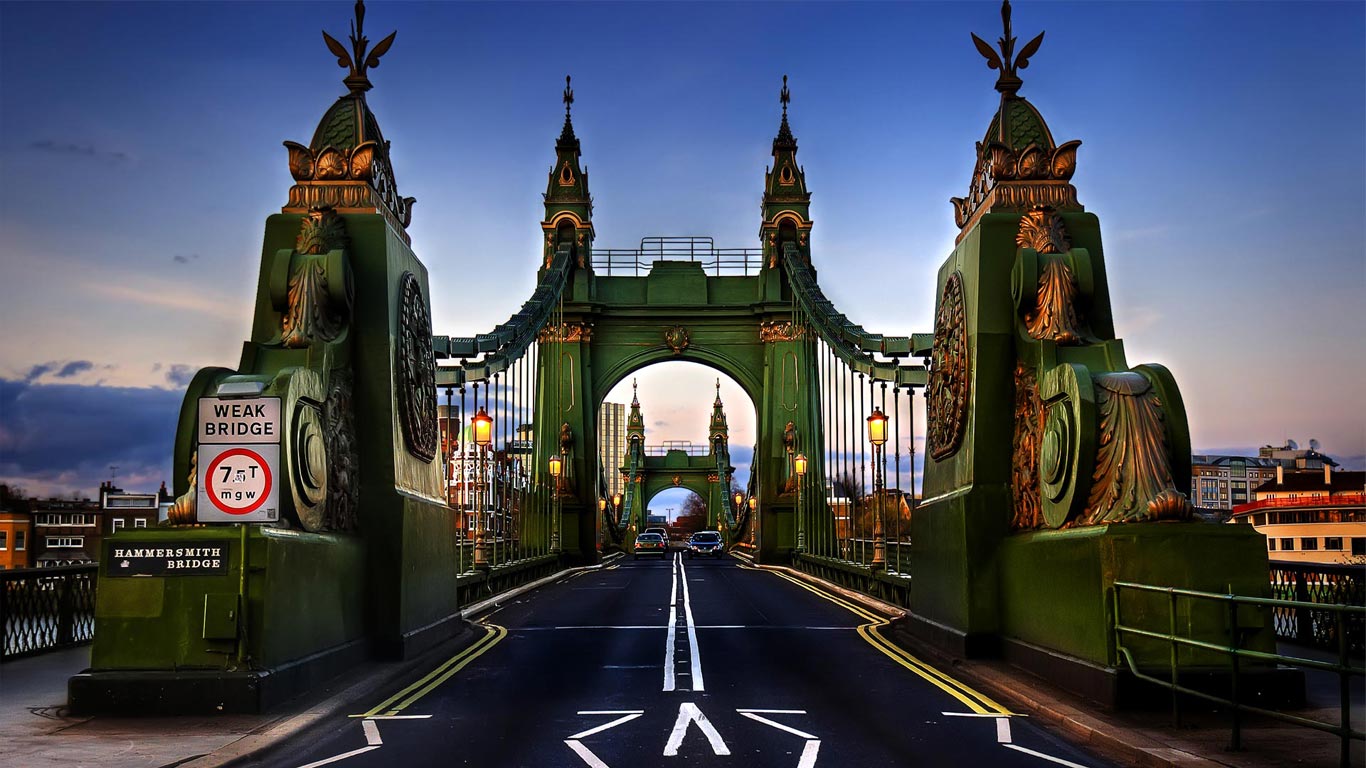 Hammersmith Bridge, London (© dimmilan/Getty Images)(Bing United Kingdom)