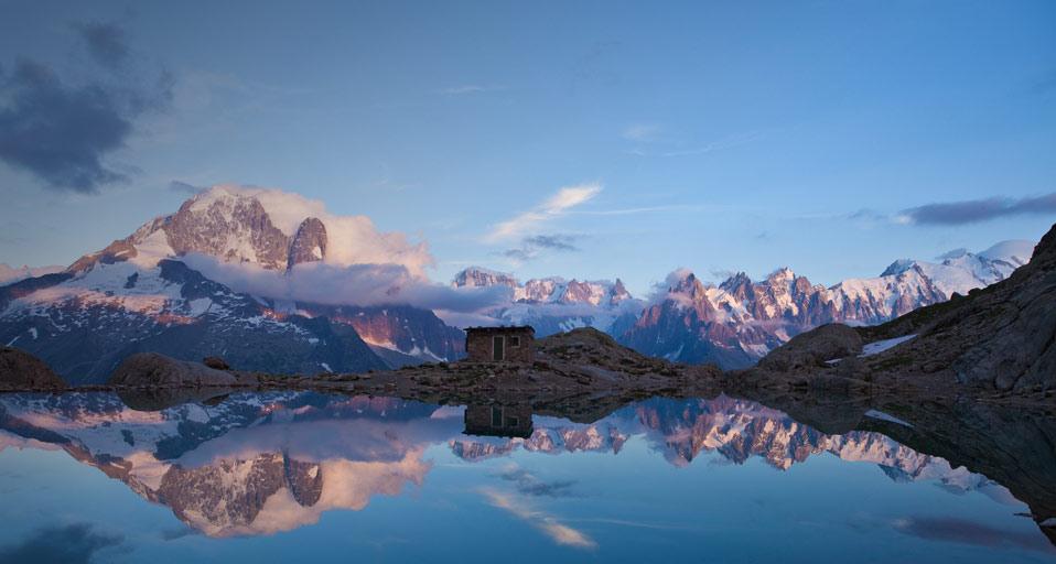 Ancien refuge et lac Blanc (2352 m) dans la Réserve naturelle nationale des Aiguilles Rouges, Haute-Savoie, Rhône-Alpes (© Pierre Jacques/Getty images)(Bing France)
