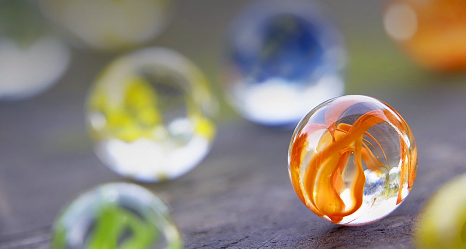 彩色玻璃球 (© Stockbroker Stockbroker/Photolibrary) &copy; (Bing China)