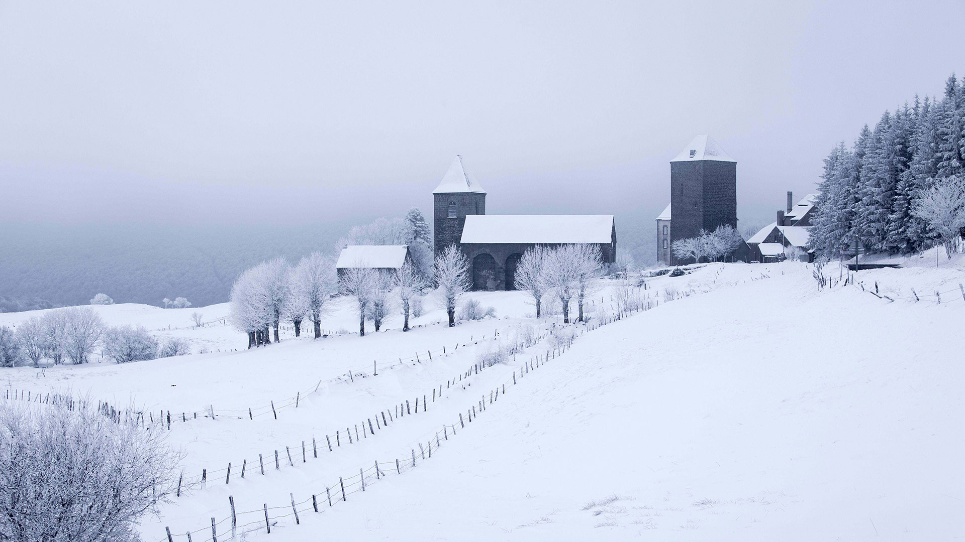 Église Notre-Dame-des-Pauvres, Aubrac, Aveyron (© CAVALIER Michel/hemis.fr/Alamy photo stock)(Bing France)
