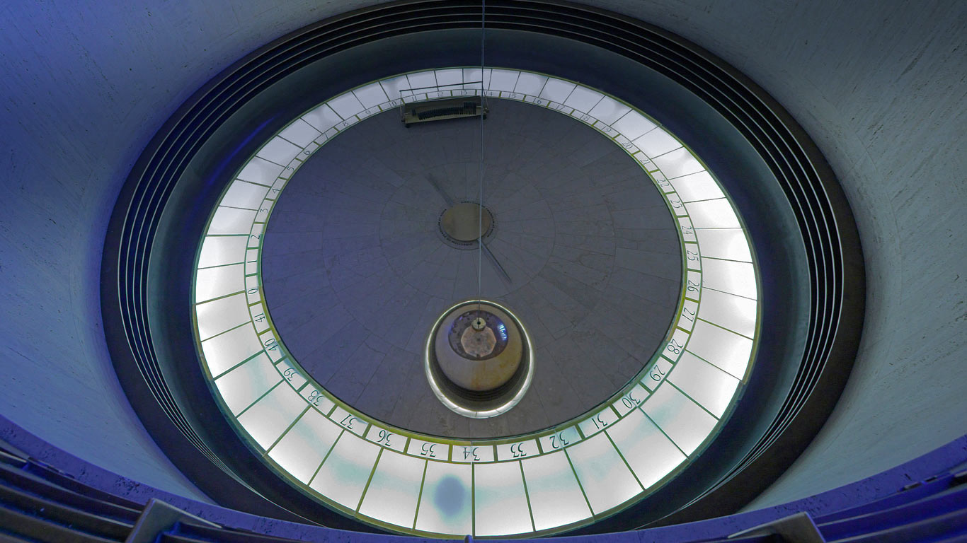 The Foucault pendulum at Griffith Observatory in Los Angeles, USA (© GIPhotoStock/Science Photo Library)(Bing United Kingdom)