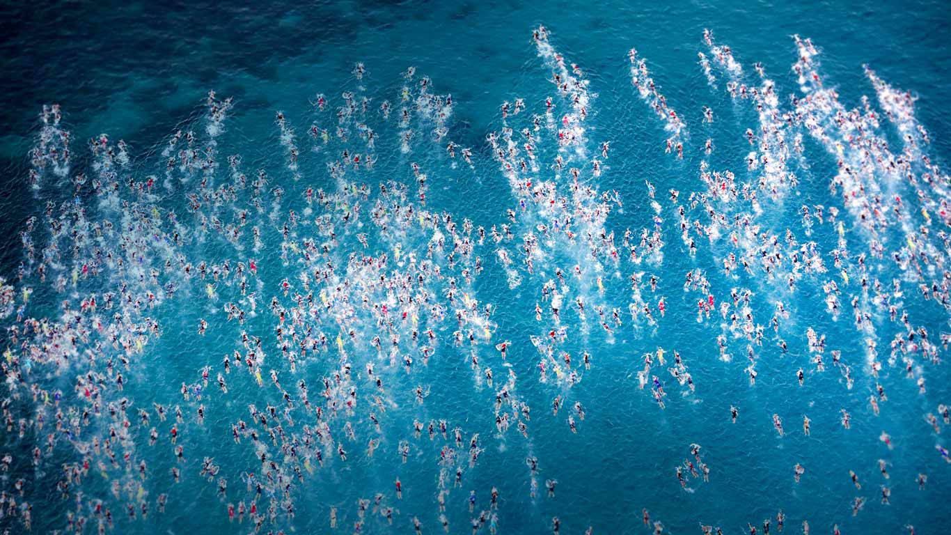 Swimmers competing in the 2016 Ironman World Championship triathlon in Kailua-Kona, Hawaii (© Tom Pennington/Getty Images)(Bing United Kingdom)