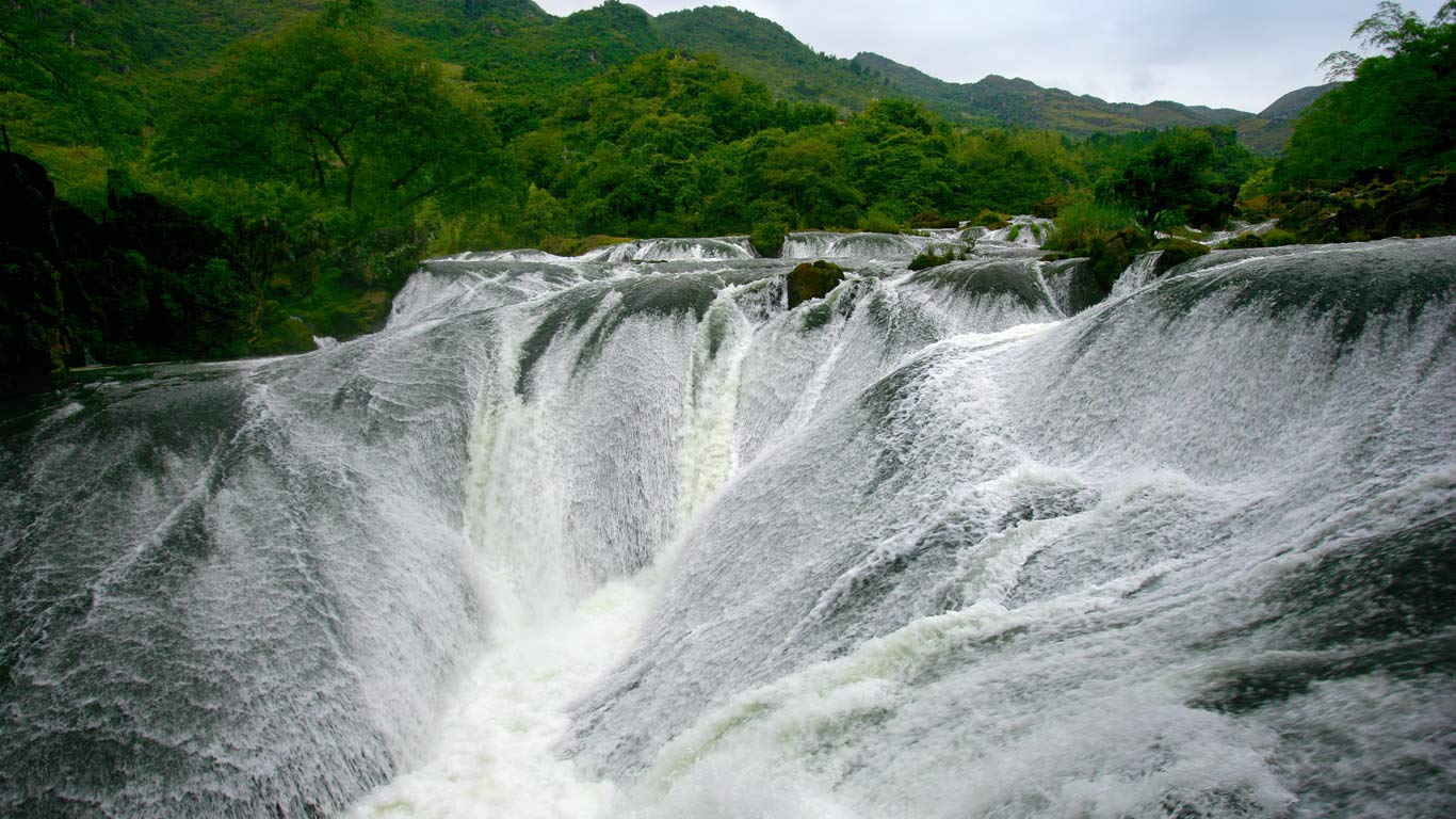 Yinlianzhui Waterfall near Anshun, Guizhou Province, China (© Top Photo Group/Getty Images)(Bing United Kingdom)