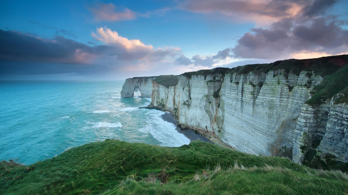 Étretat in Normandy, France (© Olha Rohulya/500px)(Bing United Kingdom)
