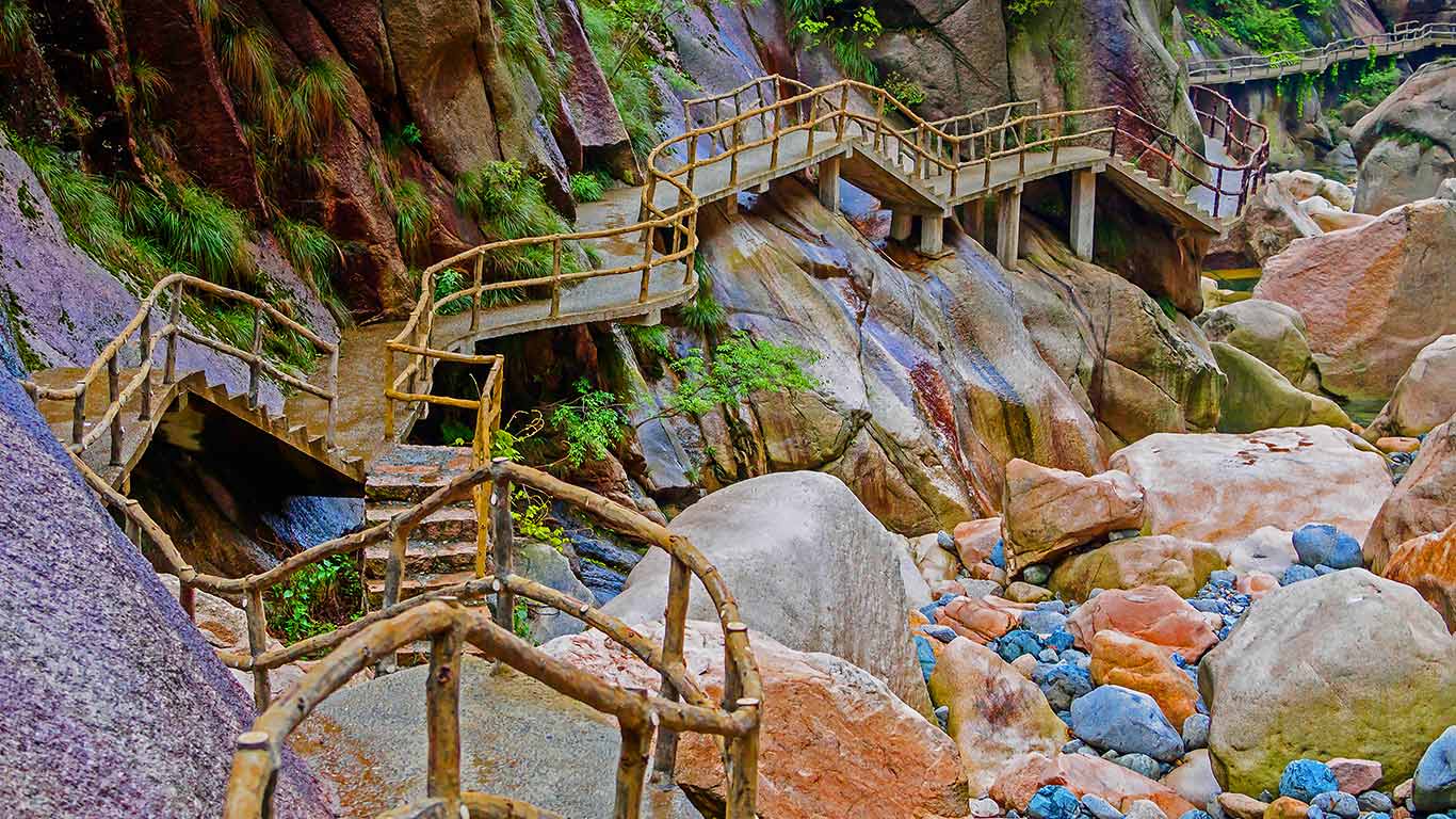 Hui Hang caravan trail, crossing the border of Anhui and Zhejiang Provinces, China (© atiger/Shutterstock)(Bing United States)