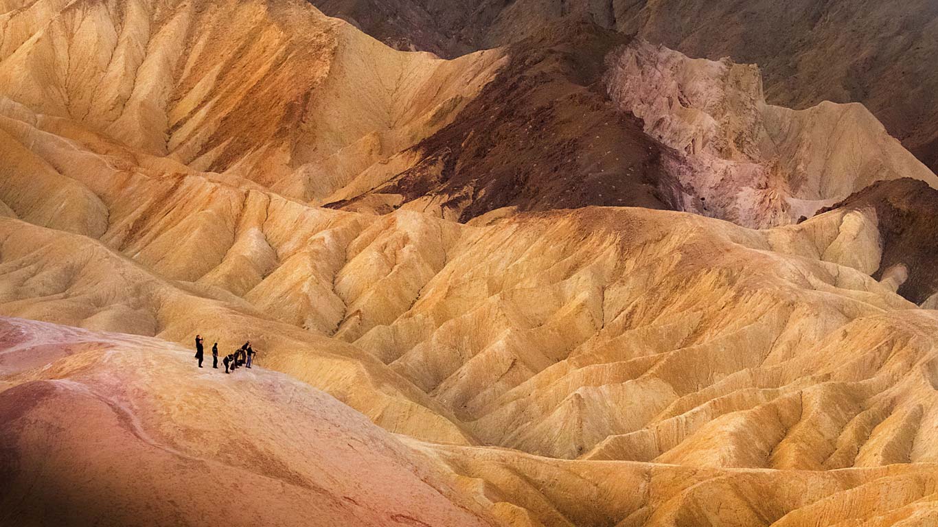 Visitors in Death Valley National Park, California, USA (© David Hellard/Rex Features)(Bing United Kingdom)