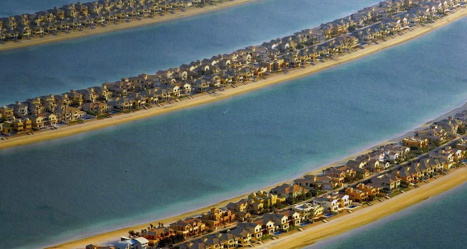 The Palm Islands artificial archipelago in Dubai, United Arab Emirates (© Jochem Wijnands/age fotostock) &copy; (Bing United Kingdom)