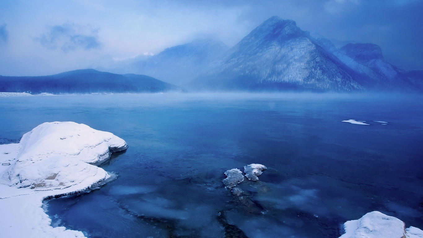 A very cold winter morning at Lake Minnewanka in Banff National Park, Alberta, Canada (© Wayne Simpson/All Canada Photos/Corbis)(Bing Canada)