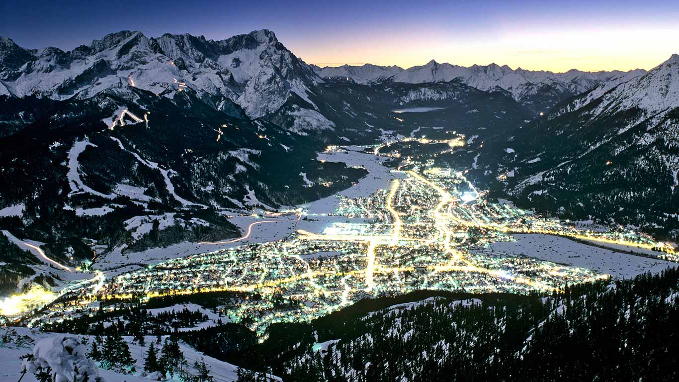 Blick vom Wank auf Garmisch-Partenkirchen, Bayern, Deutschland (© FB-Fischer/imageBROKER/Alamy)(Bing Deutschland)