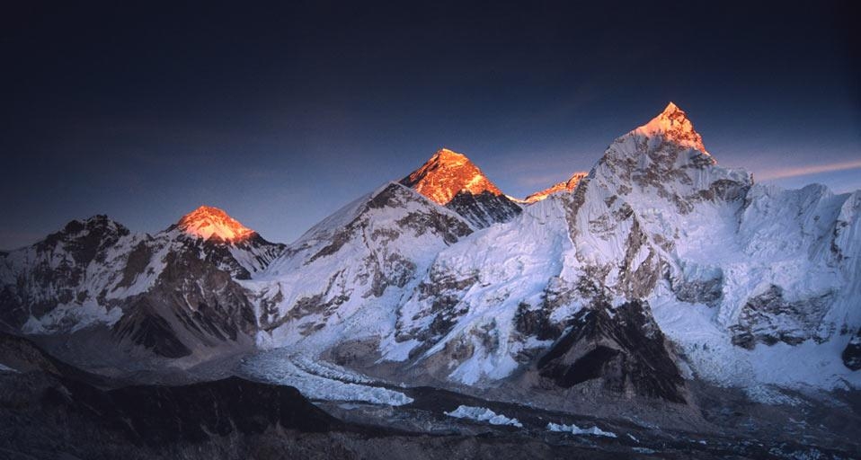 一天中最后的阳光落在珠穆朗玛峰和附近的山峰上 (© Dan Rafla/Aurora/Getty Images) &copy; (Bing China)