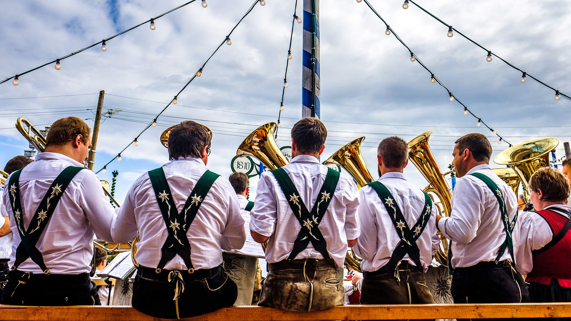 Eine Blaskapelle auf dem Oktoberfest in München, Bayern, Deutschland (© FooTToo/iStock Editorial/Getty Images Plus)(Bing Deutschland)