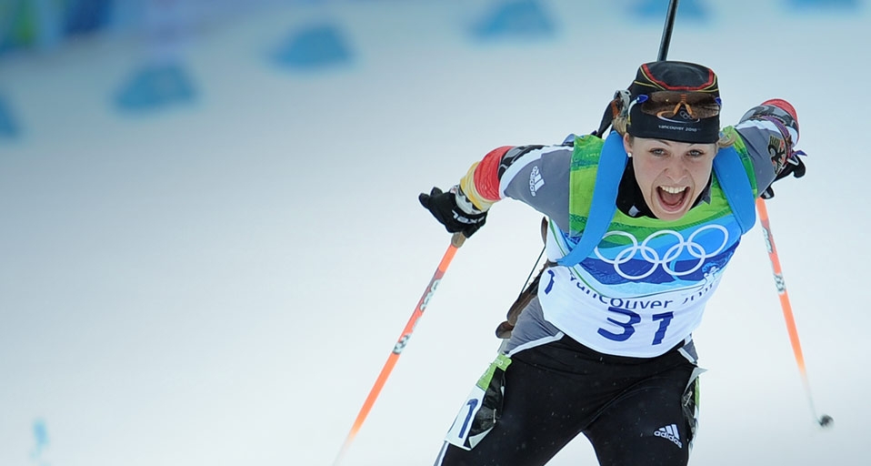 Die deutsche Biathletin Magdalena Neuner auf dem Weg zur Silbermedaille beim 7,5 km-Sprint bei den Olympischen Spielen in Vancouver am 13. Februar 2010 – Alberto Pizzoli/AFP/Getty Images &copy; (Bing Germany)