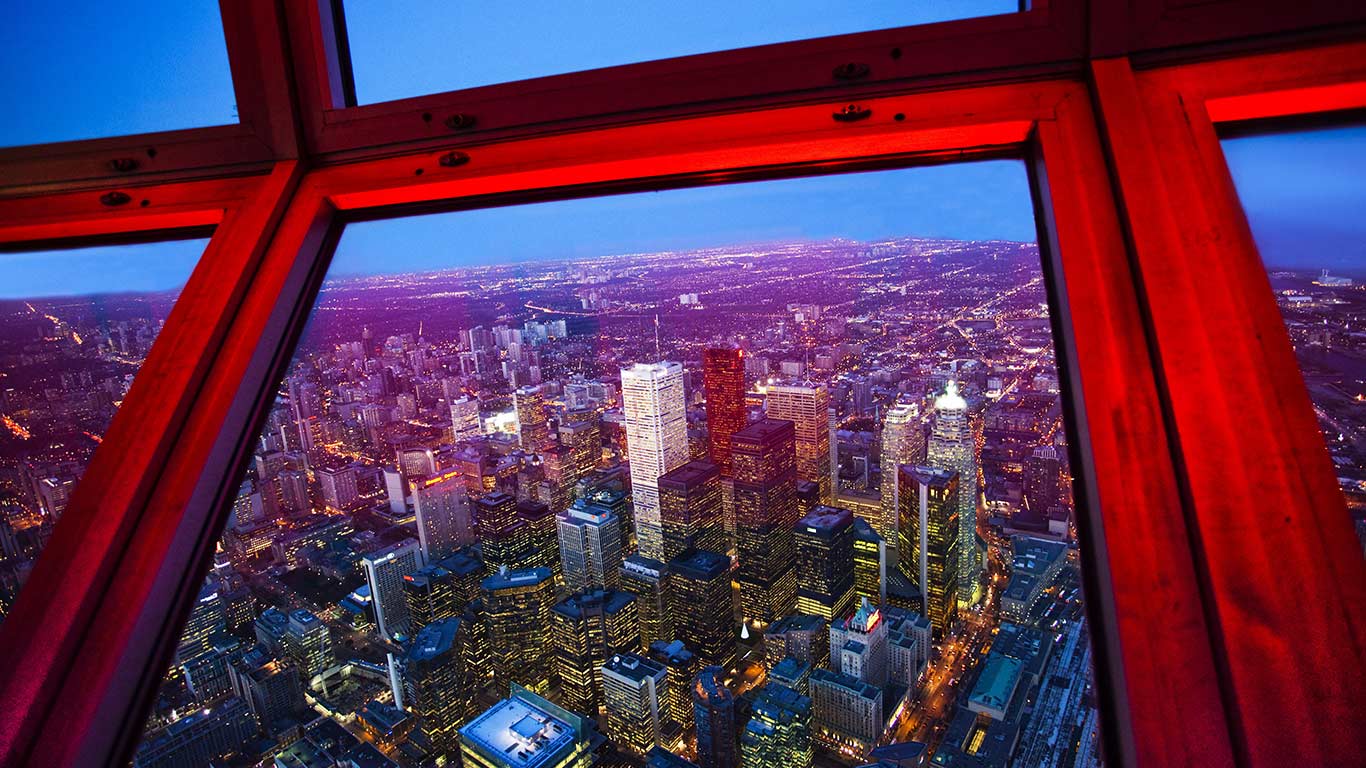 从加拿大国家电视塔内遥望多伦多天际线，多伦多 (© robertharding/Alamy Stock Photo)(Bing China)