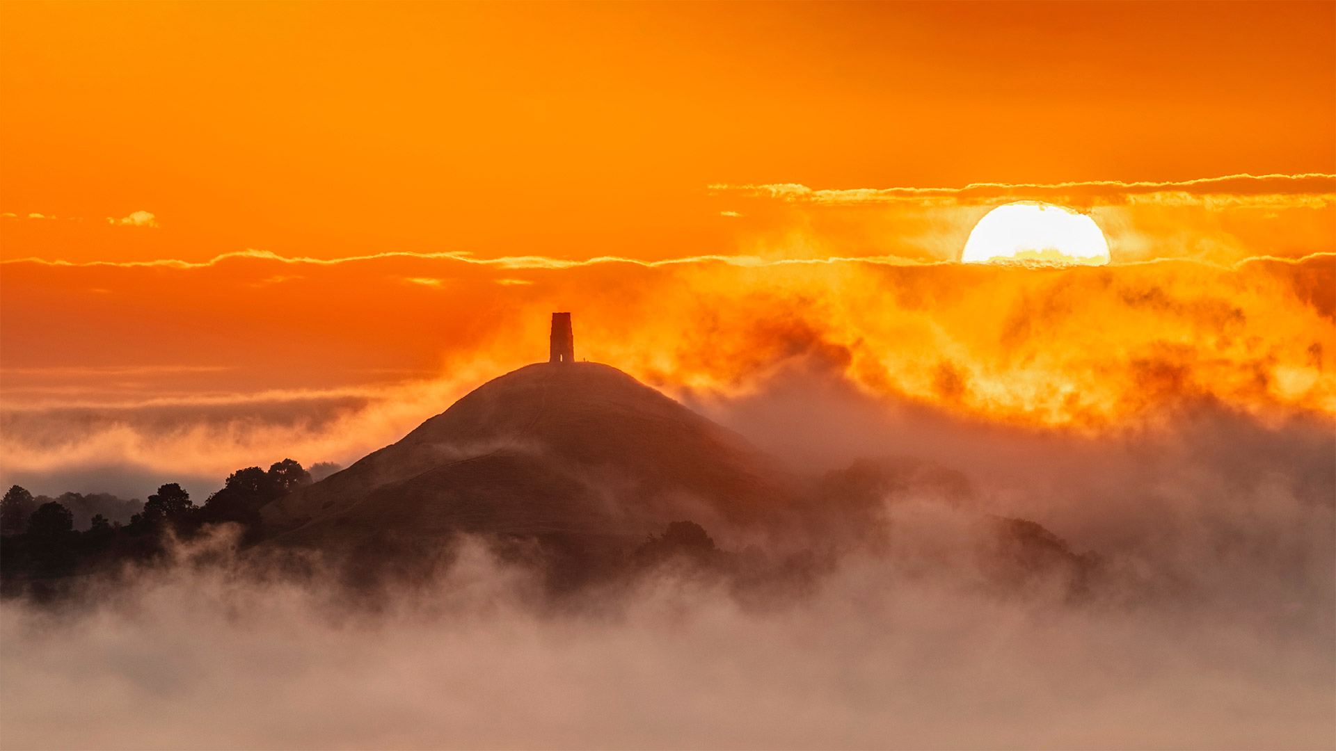 Blick vom Walton Hill auf den Glastonbury Tor, Somerset, England, Vereinigtes Königreich (© Guy Edwardes/Minden Pictures)(Bing Deutschland)