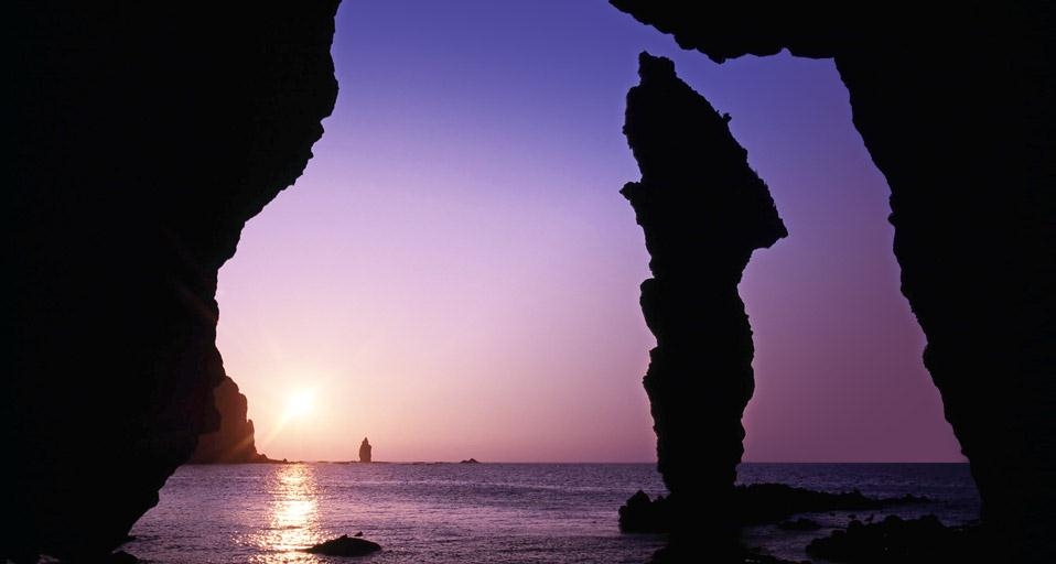 Sunset view of Kamui Cape on the Shakotan Peninsula, Shakotan, Hokkaido, Japan (© Japan Travel Bureau/Photolibrary) &copy; (Bing Canada)