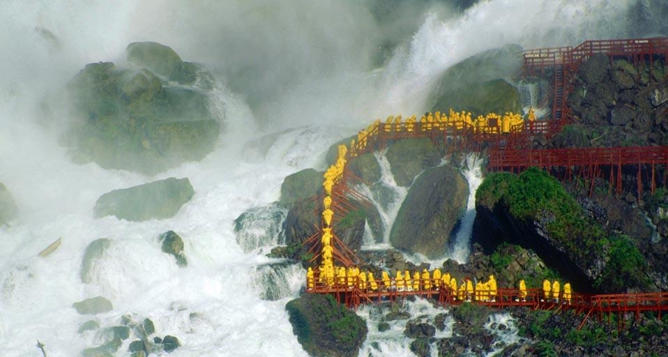 “Cave of the Winds” tour in Niagara Falls State Park, New York (© age fotostock/SuperStock) &copy; (Bing United States)