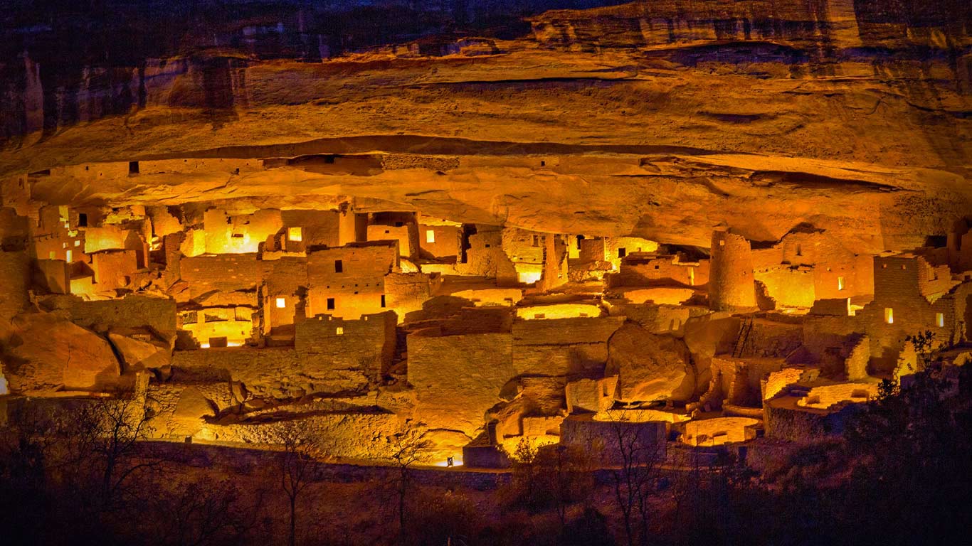 Luminaria festival at Cliff Palace in Mesa Verde National Park, Colorado (© Richard Ellis/Alamy)(Bing Canada)