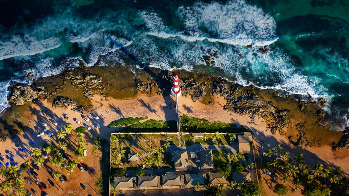 Itapuã Lighthouse in Salvador, Bahia, Brazil (© Uiler Costa/Offset)(Bing United Kingdom)