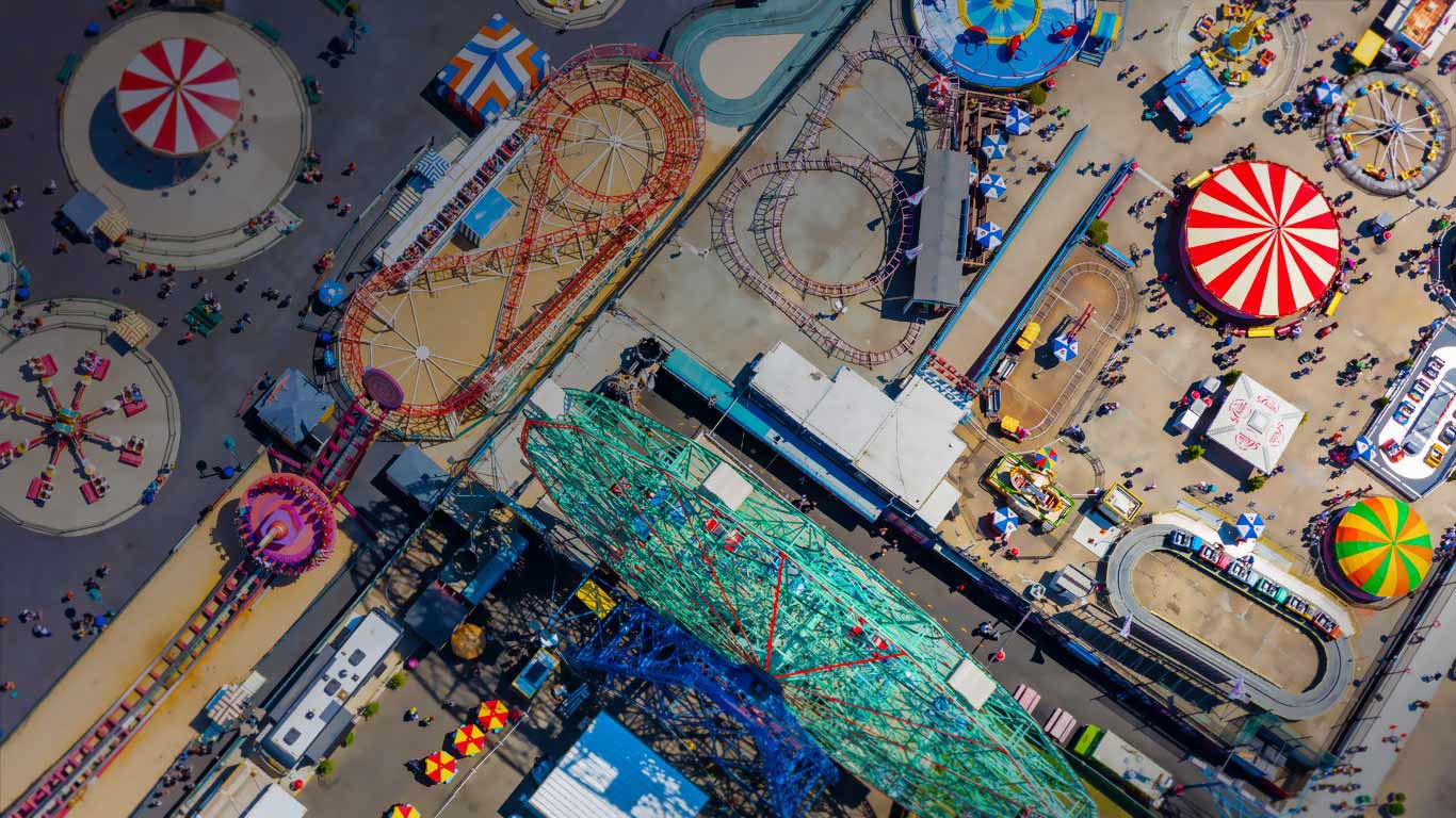 Amusement park rides at Coney Island, New York (© New York on Air/Offset)(Bing Canada)