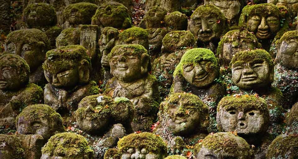 Steinfiguren stehen rund um den Otagi Nenbutsu-ji Tempel bei Kyoto, Japan – Rudy Sulgan/Corbis &copy; (Bing Germany)