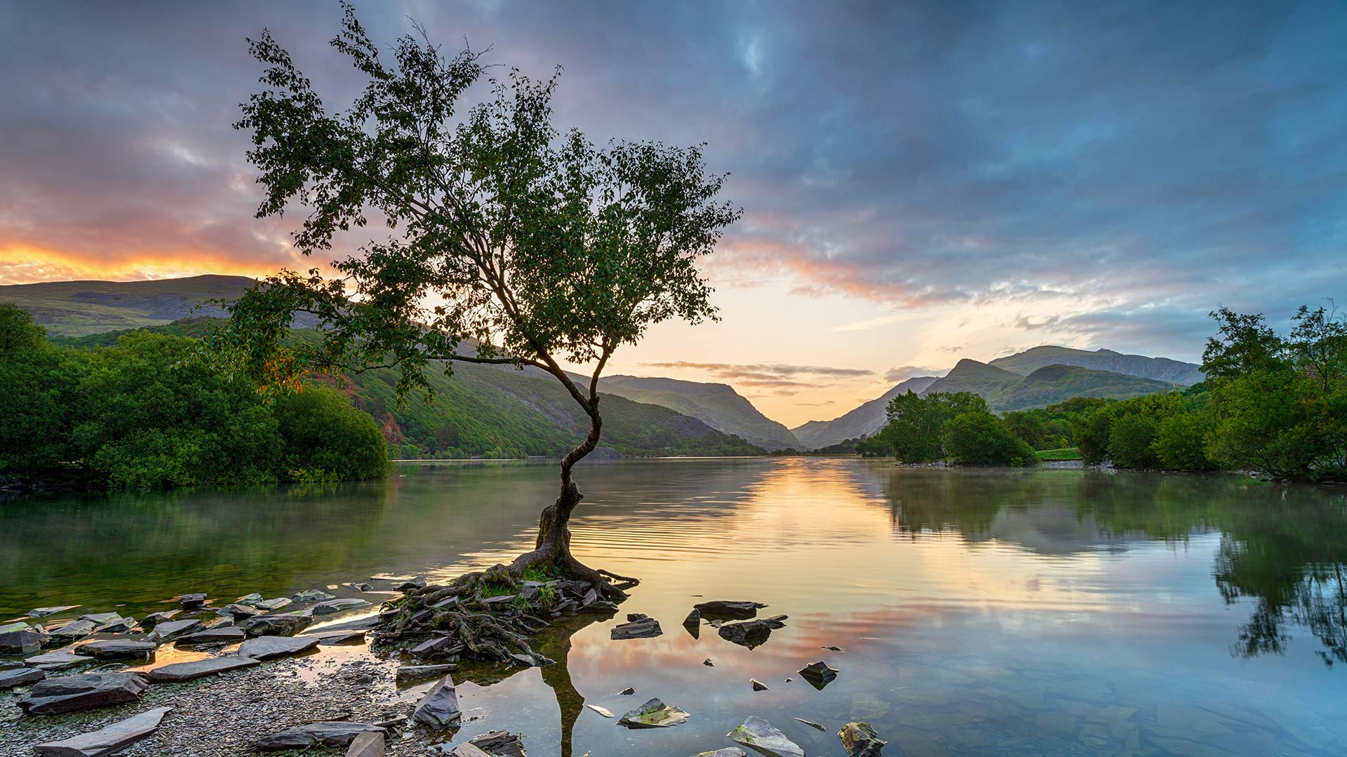 Sunrise at Llyn Padarn at Llanberis, Snowdonia National Park (© Helen Hotson/Alamy Stock Photo)(Bing United Kingdom)