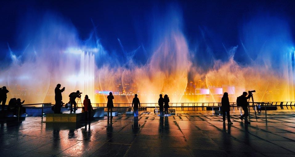 Floating Musical Fountain at Shanghai World Expo 2010, Shanghai, China (© Yi Lu / Corbis) &copy; (Bing United Kingdom)