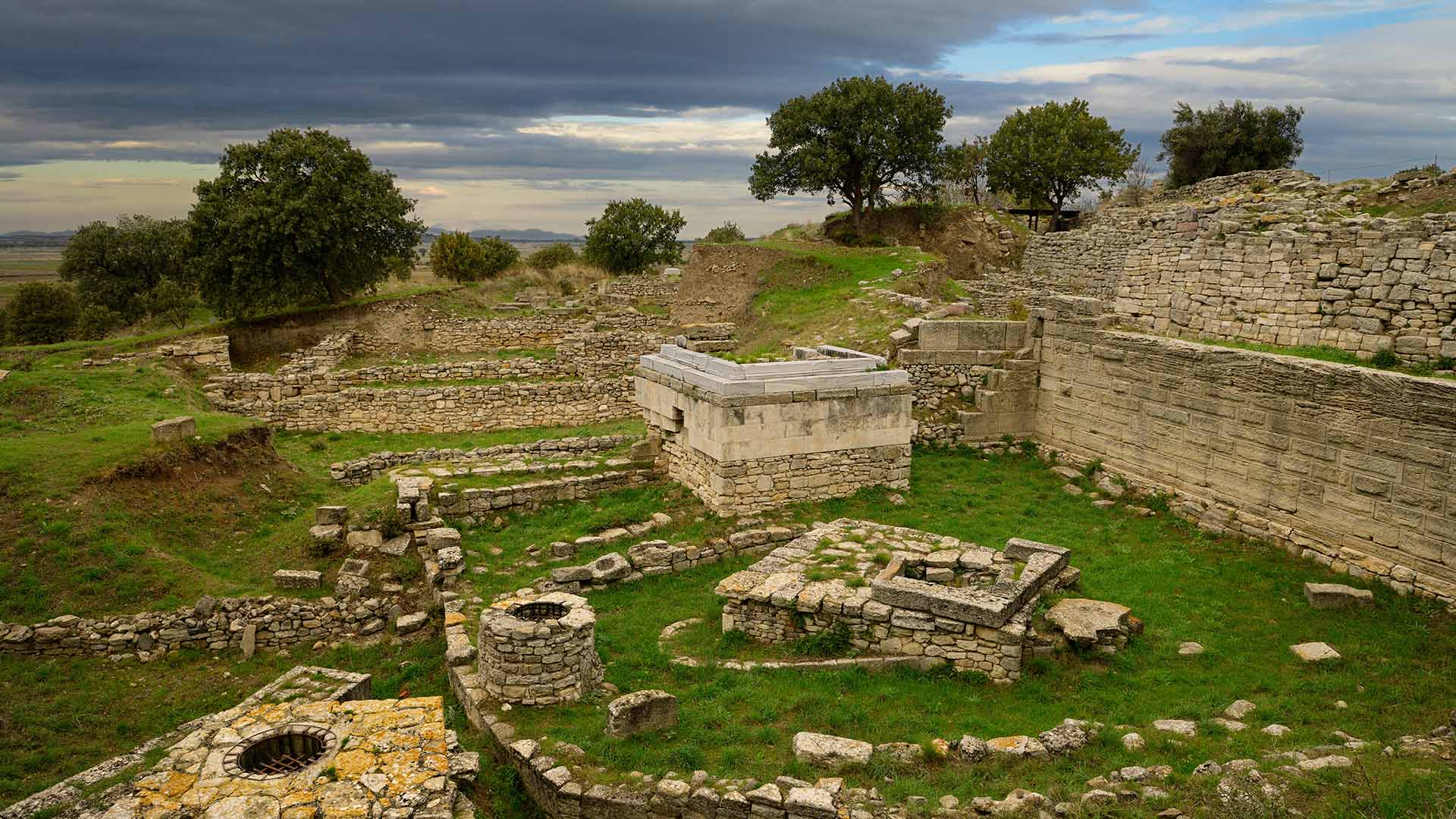 Heiligtumsmauern und Brunnen von Troja VI in der archäologischen Fundstätte bei Hisarlık, Türkei (© Reimar/Adobe Stock)(Bing Deutschland)