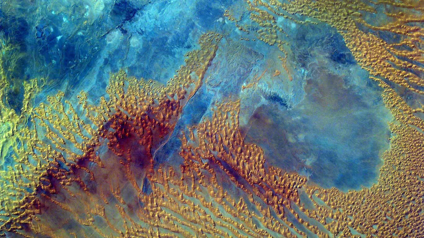 Middle school students programmed the Sally Ride EarthKAM on the International Space Station to photograph this part of the Sahara Desert (© NASA)(Bing Canada)