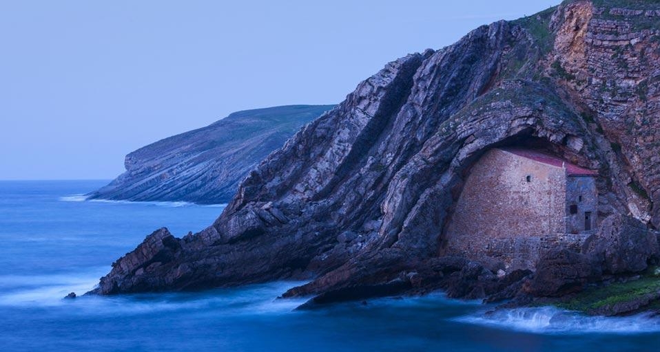 Santa Justa beach, Ubiarco, Cantabria, Bay of Biscay, Spain (© Juan Carlos Muñoz/age fotostock) &copy; (Bing Canada)