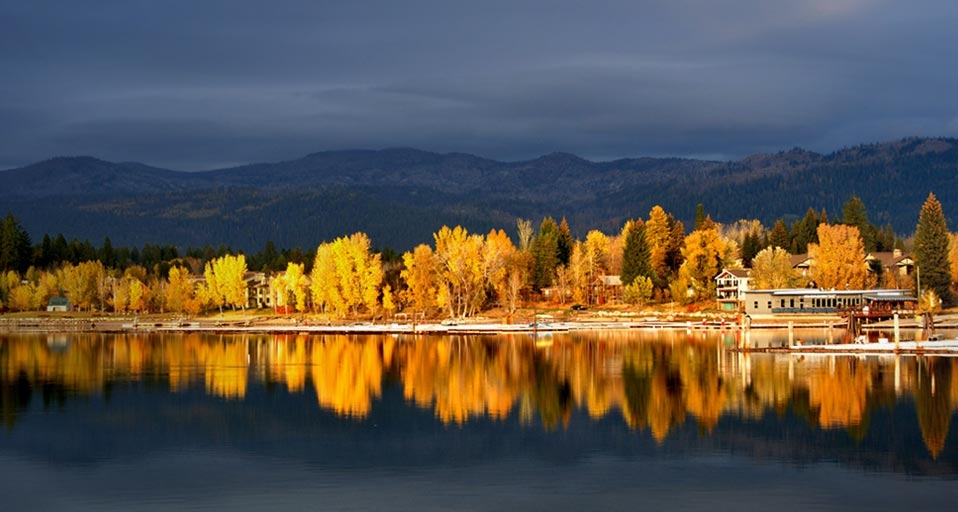 Shore of Payette Lake near McCall, Idaho (© David Ryan/Lonely Planet Images) &copy; (Bing Canada)