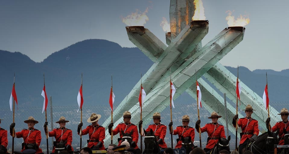 Parade kanadischer Mounties mit ihren Pferden vor dem Olympischen Feuer in Vancouver am 23. Februar 2010 – VINCENZO PINTO/AFP/Getty Images &copy; (Bing Germany)